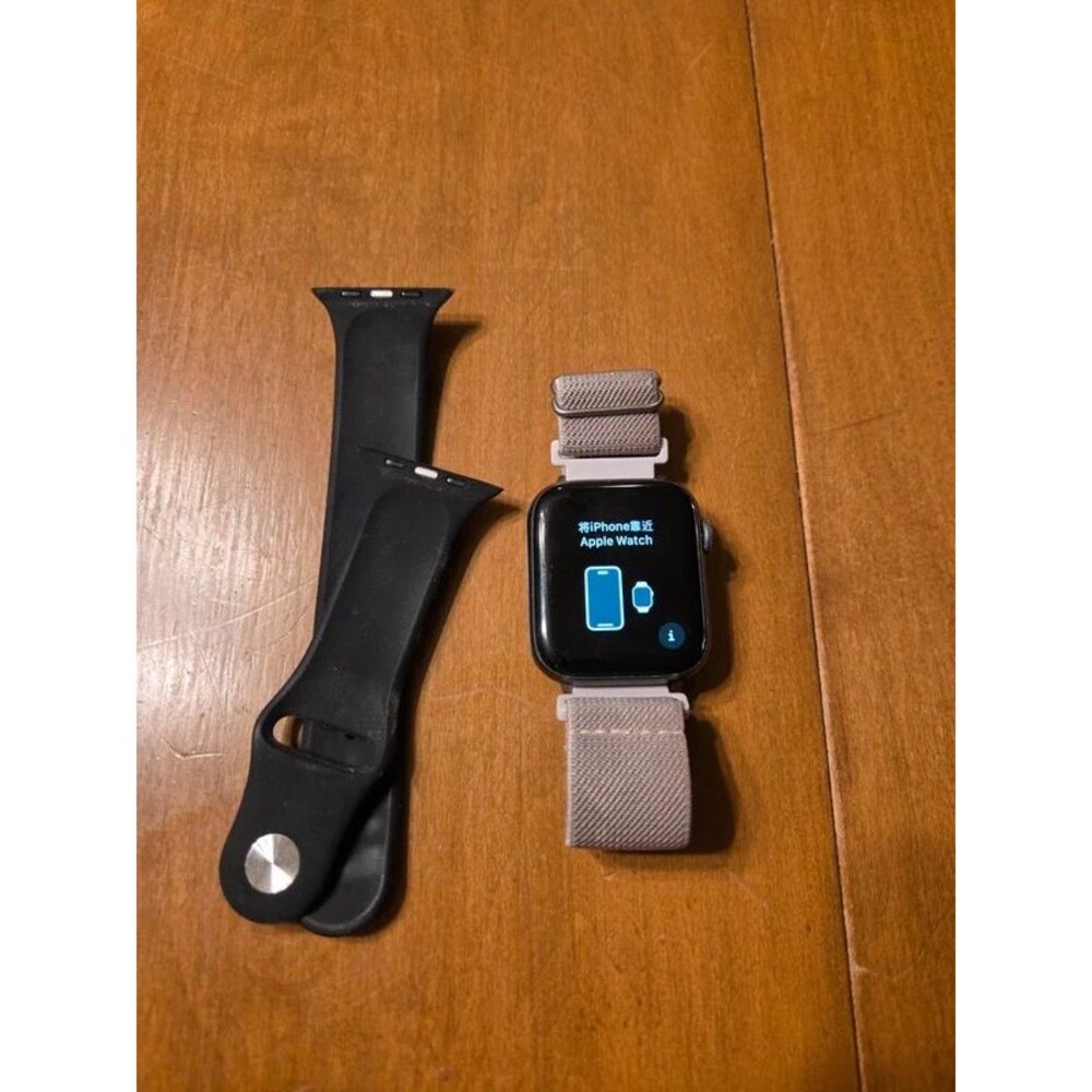 Apple Watch Series 4 Nike 44mm GPS Black Beige Band Fully Functional - Picture 3 of 6